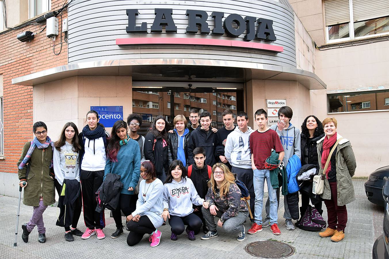 Los alumnos del 3º PMAR del IES La Laboral, con sus profesoras Maryolén y Mayte, visitan la multimedia de Diario LA RIOJA