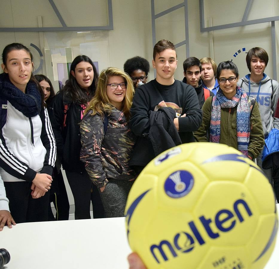 Los alumnos del 3º PMAR del IES La Laboral, con sus profesoras Maryolén y Mayte, visitan la multimedia de Diario LA RIOJA