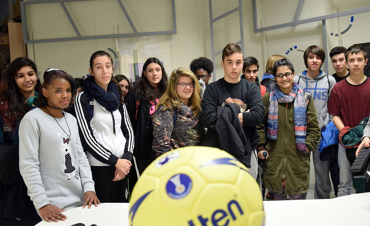 Los alumnos del 3º PMAR del IES La Laboral, con sus profesoras Maryolén y Mayte, visitan la multimedia de Diario LA RIOJA