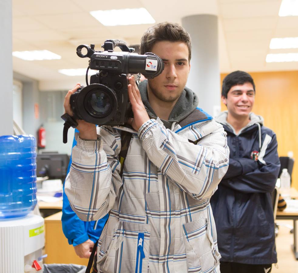 Los alumnos del IES La Laboral de 4º de Diversificación y 2º de FP Básica visitan la multimedia de Diario LA RIOJA