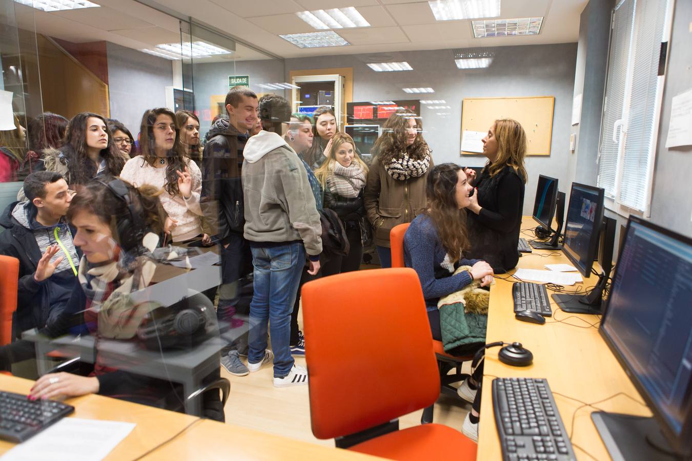 Los alumnos del IES La Laboral de 4º de Diversificación y 2º de FP Básica visitan la multimedia de Diario LA RIOJA