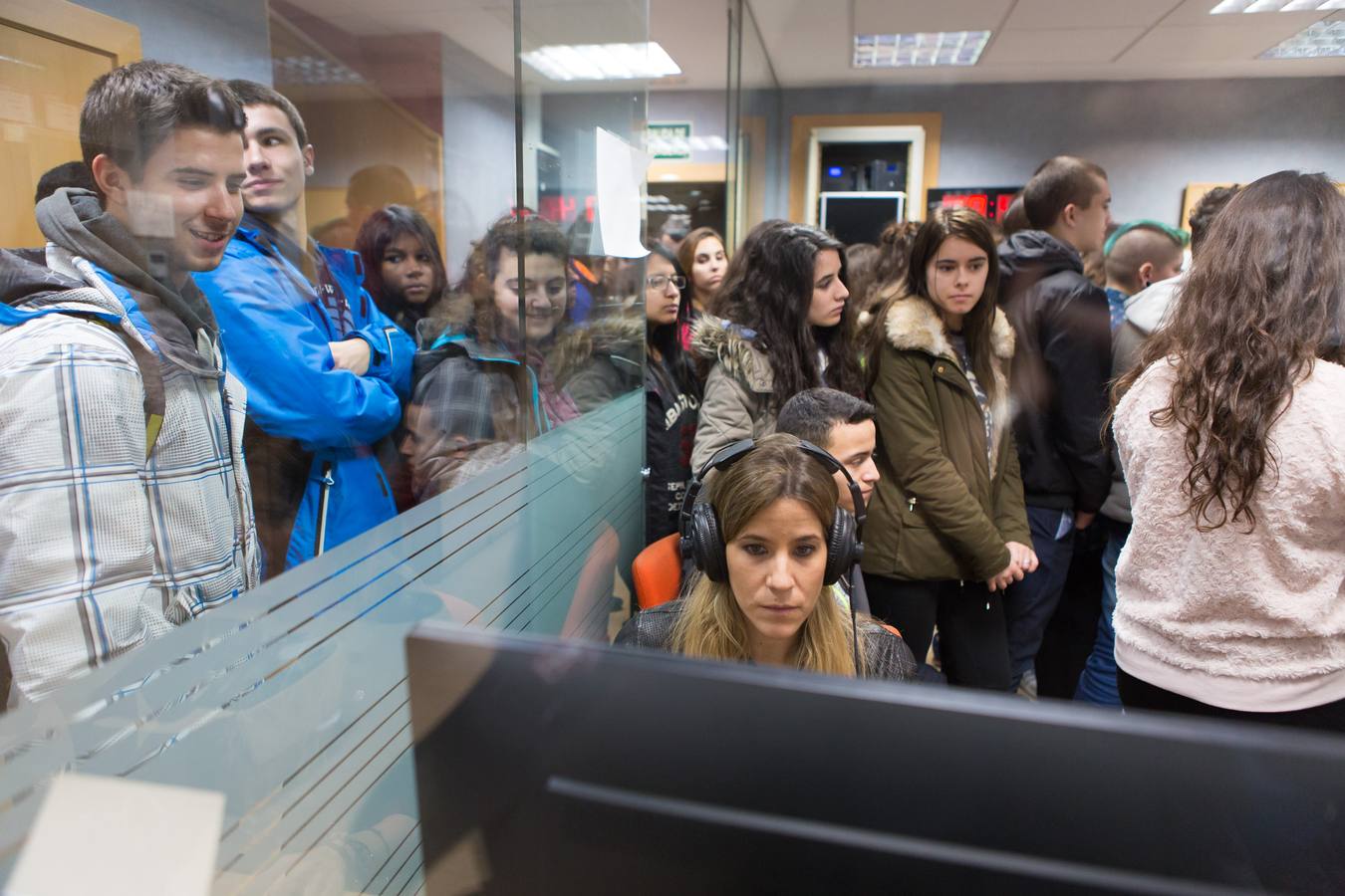 Los alumnos del IES La Laboral de 4º de Diversificación y 2º de FP Básica visitan la multimedia de Diario LA RIOJA