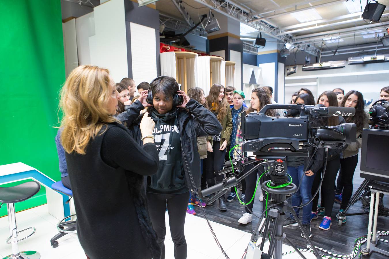 Los alumnos del IES La Laboral de 4º de Diversificación y 2º de FP Básica visitan la multimedia de Diario LA RIOJA