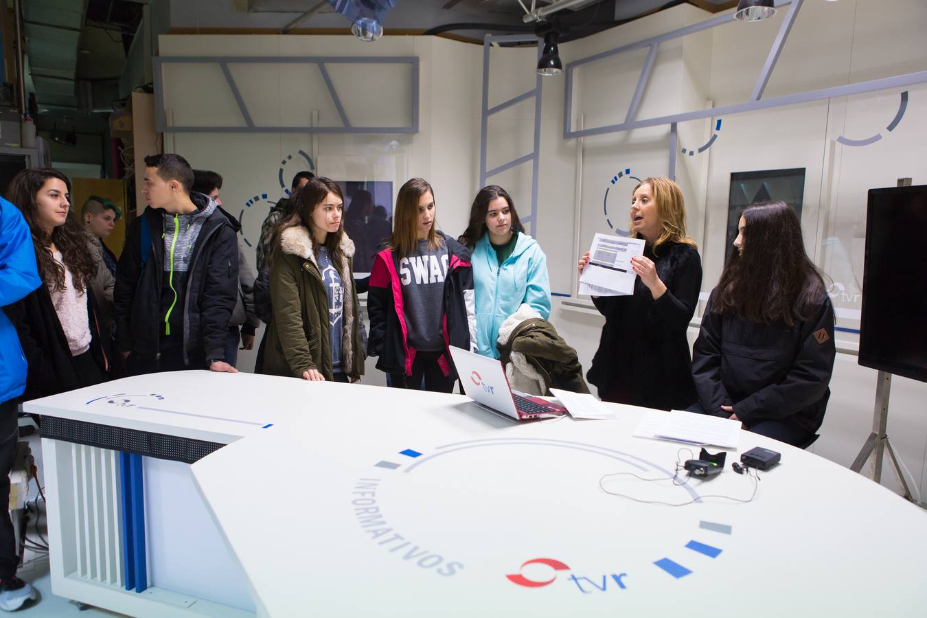 Los alumnos del IES La Laboral de 4º de Diversificación y 2º de FP Básica visitan la multimedia de Diario LA RIOJA