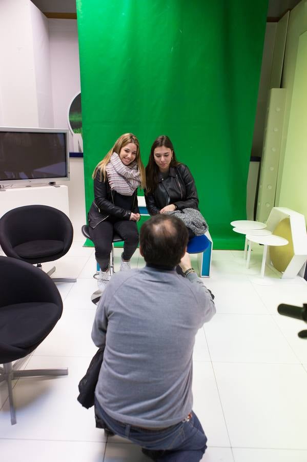 Los alumnos del IES La Laboral de 4º de Diversificación y 2º de FP Básica visitan la multimedia de Diario LA RIOJA