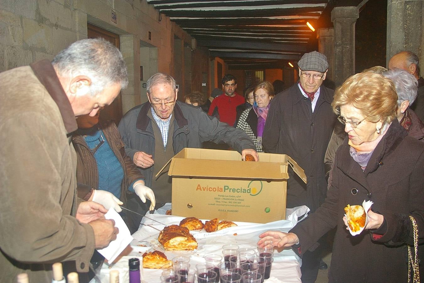 Reparto del pan relleno en Cenicero