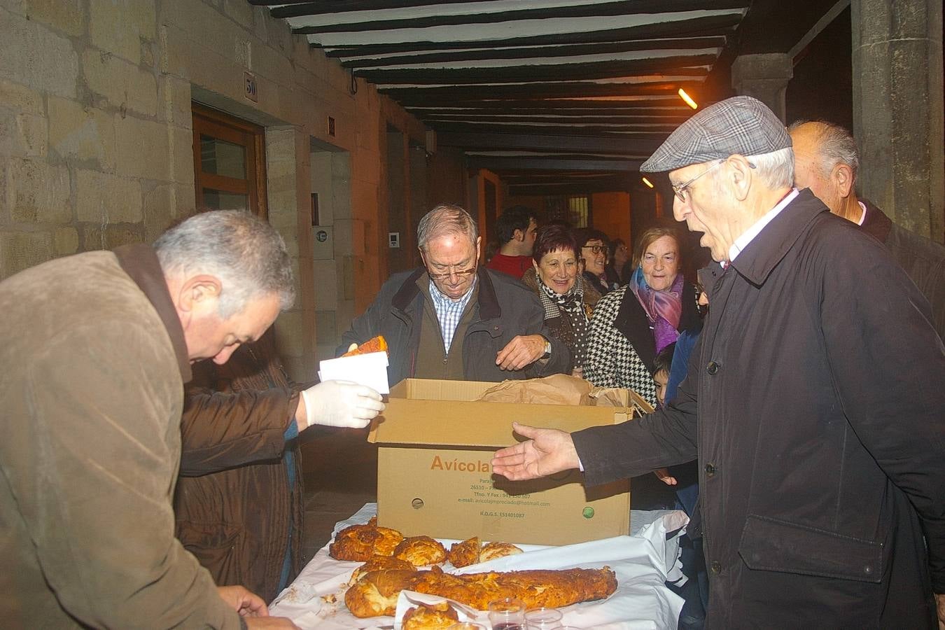 Reparto del pan relleno en Cenicero