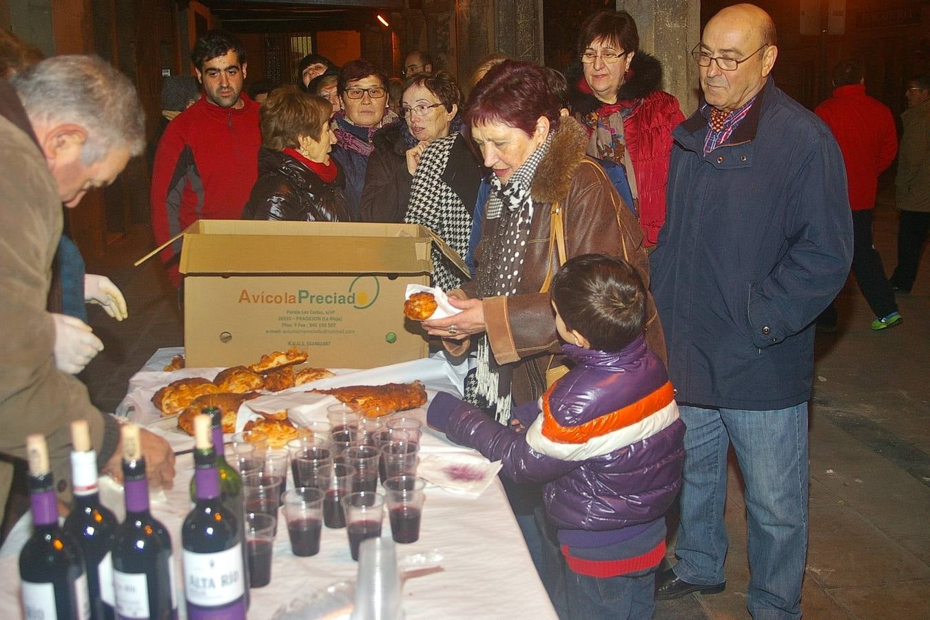 Reparto del pan relleno en Cenicero