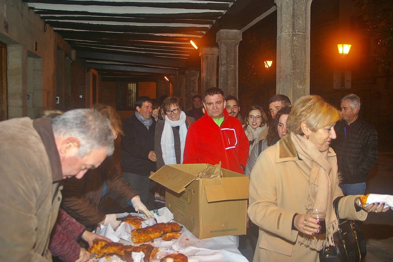 Reparto del pan relleno en Cenicero