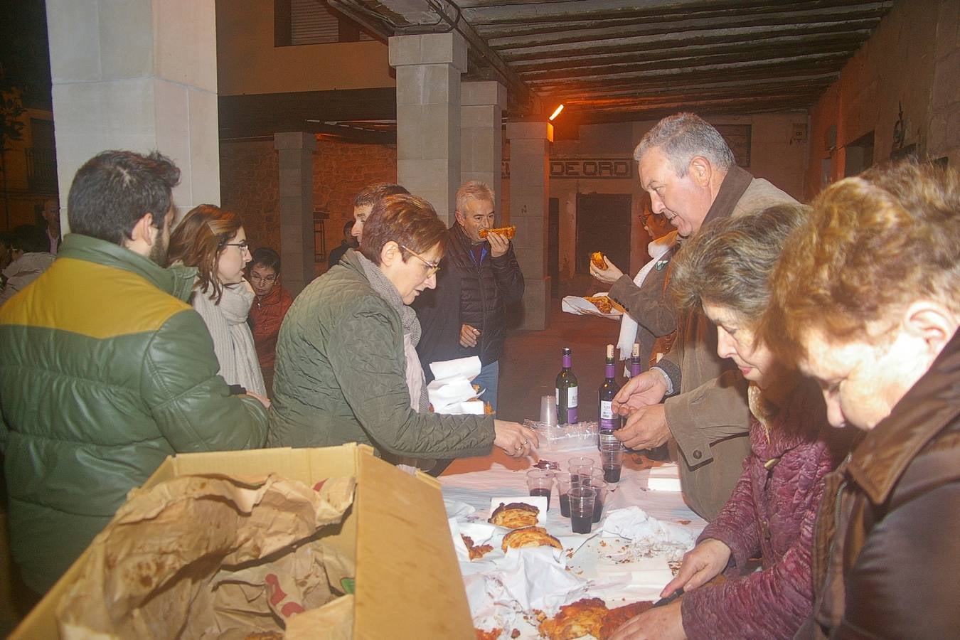 Reparto del pan relleno en Cenicero