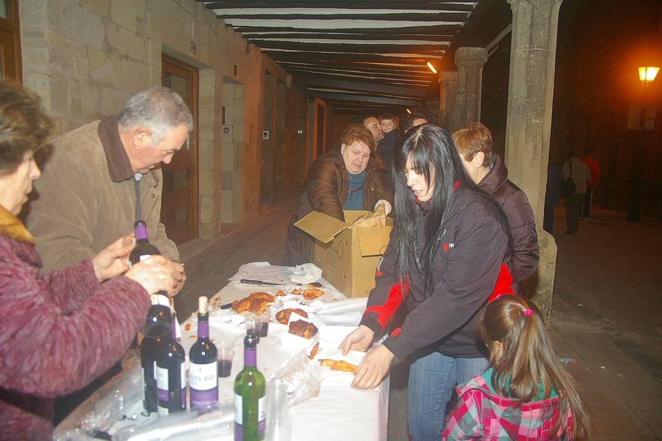 Reparto del pan relleno en Cenicero