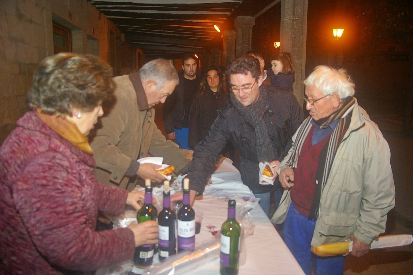 Reparto del pan relleno en Cenicero