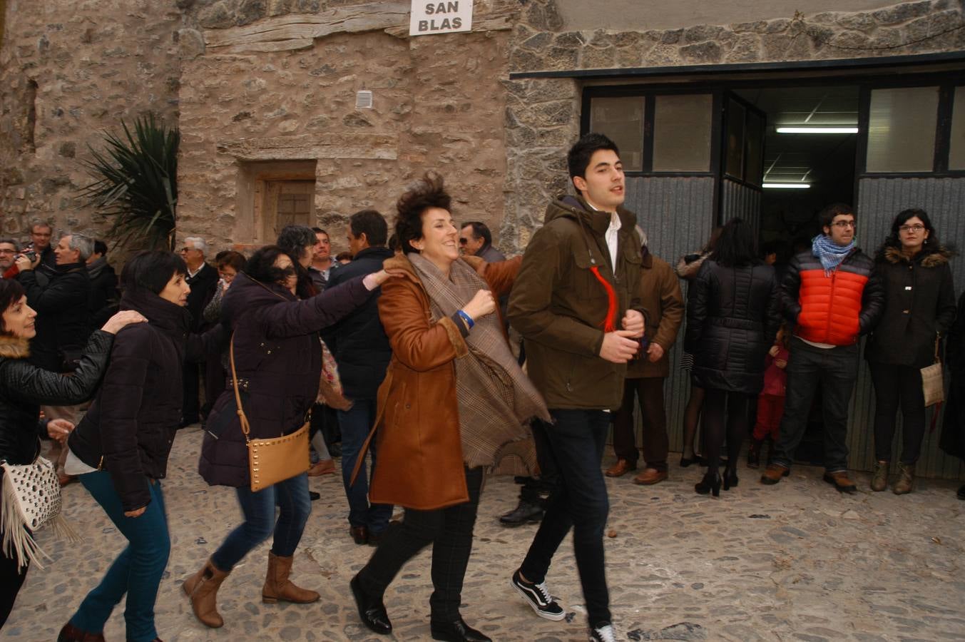 Tradicional subasta de roscos de San Blas en Cornago