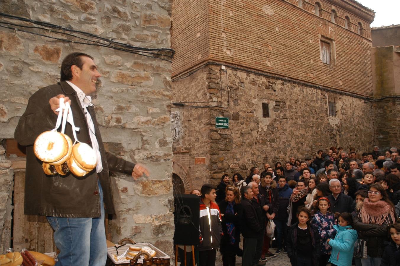 Tradicional subasta de roscos de San Blas en Cornago