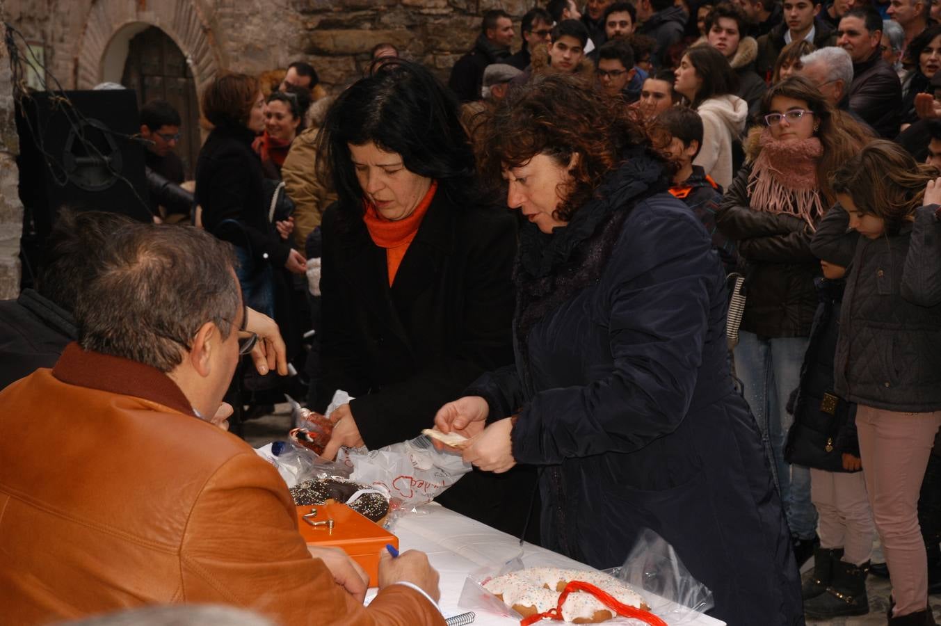 Tradicional subasta de roscos de San Blas en Cornago