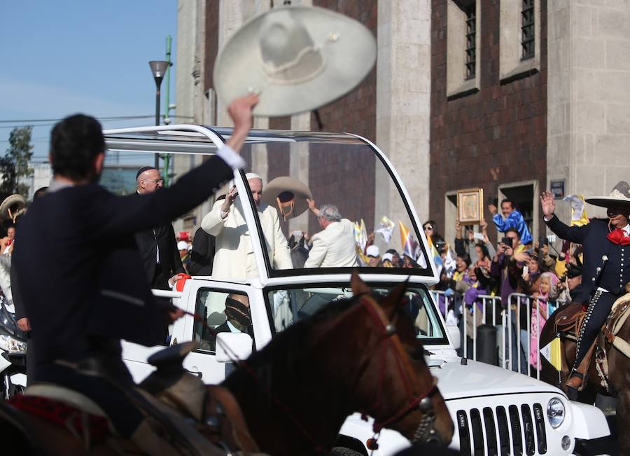 Miles de personas han recibido al papa Francisco a su llegada a México.