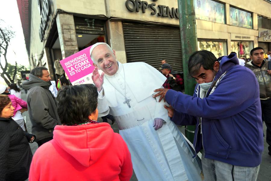 Miles de personas han recibido al papa Francisco a su llegada a México.