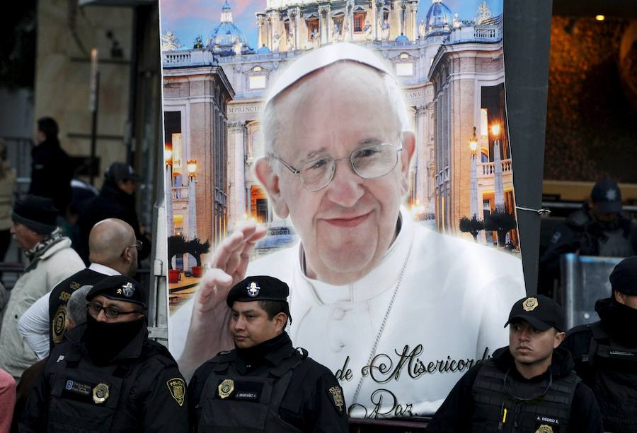 Miles de personas han recibido al papa Francisco a su llegada a México.