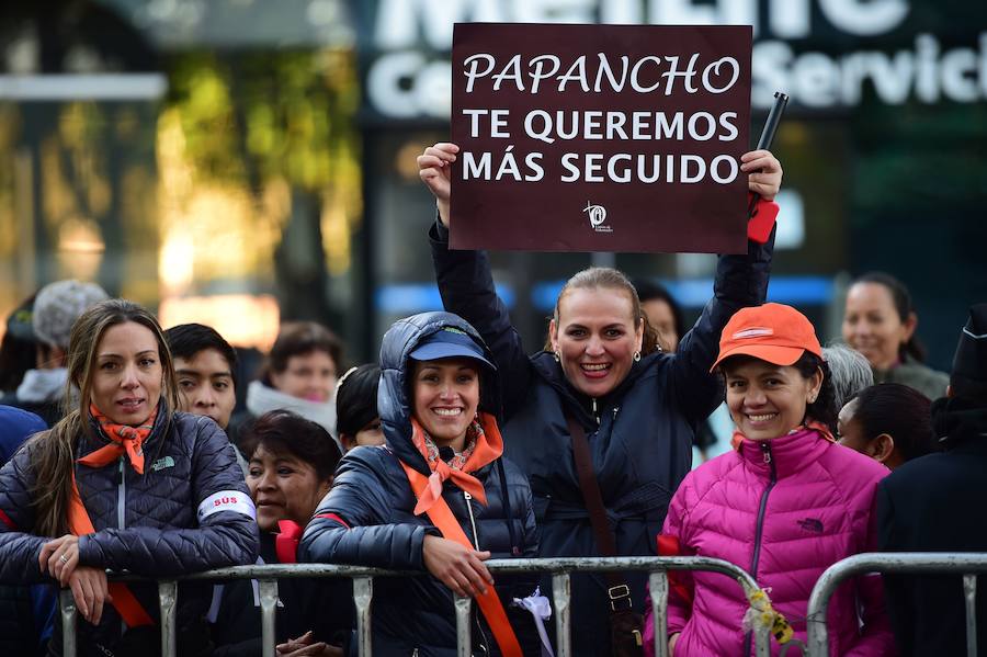 Miles de personas han recibido al papa Francisco a su llegada a México.