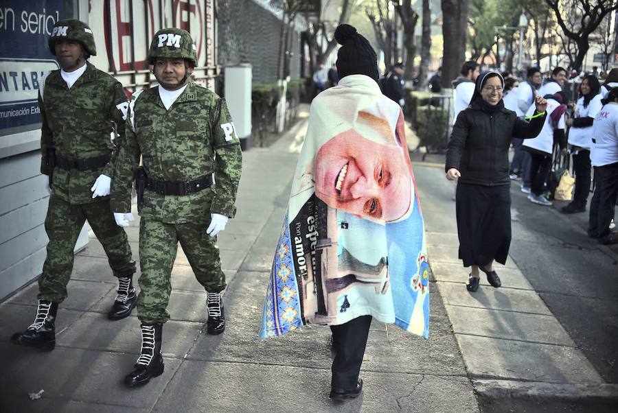 Miles de personas han recibido al papa Francisco a su llegada a México.