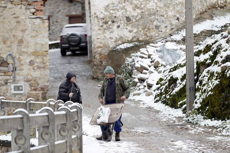 Dos paisanos se saludan por las calles de Villoslada de Cameros.