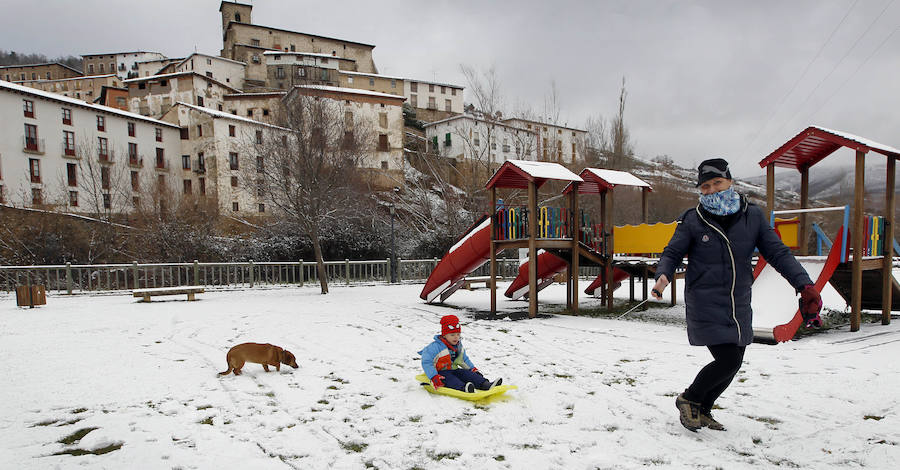 Estampa invernal de un parque de juegos infantil en Villoslada de Cameros.