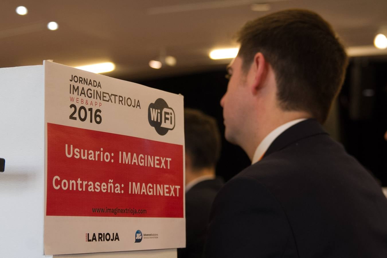 Una pausa para tomar un vino en la Imaginext Rioja