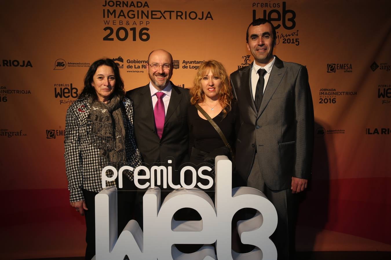 Sonrisas en el photocall en la entrega de los XVIII Premios Web Riojanos
