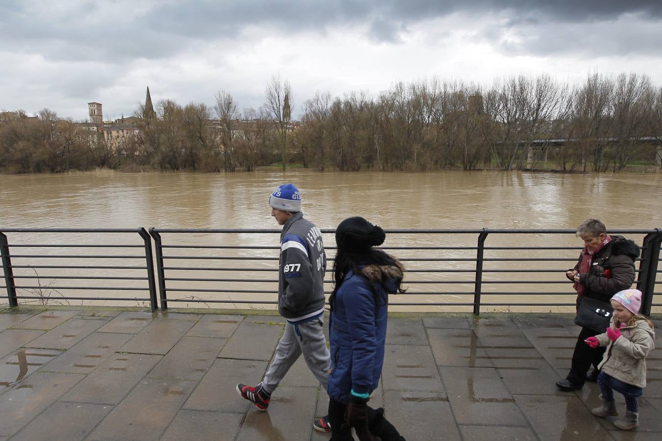 Logroño vigila el Ebro