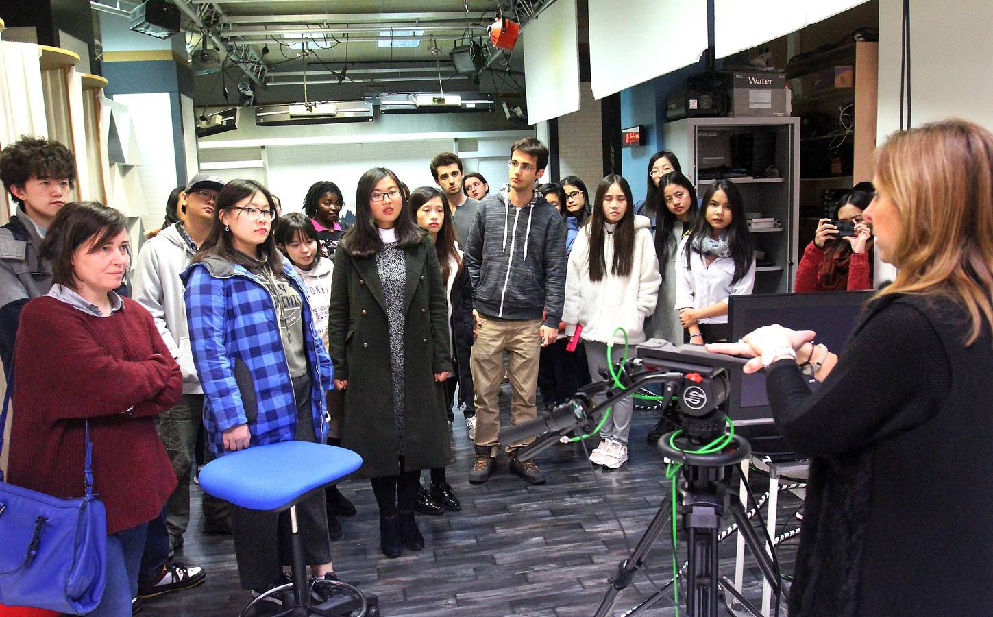 Alumnos de los cursos de Lengua y Cultura Española de la Fundación UR visitan la multimedia de Nueva Rioja