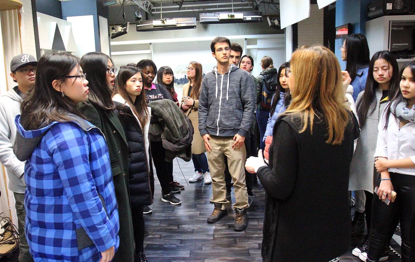 Alumnos de los cursos de Lengua y Cultura Española de la Fundación UR visitan la multimedia de Nueva Rioja