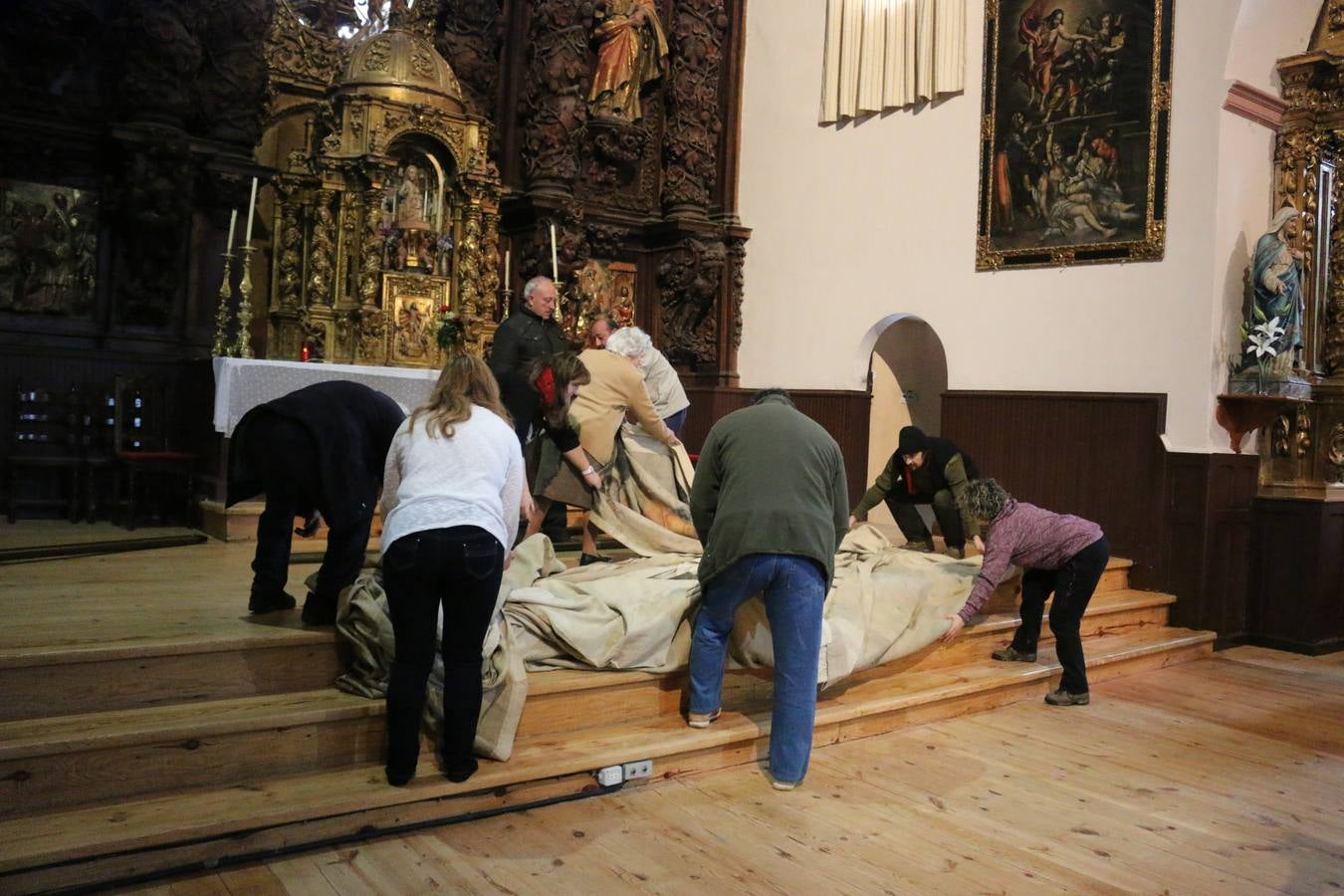 Colocación de La Sarga de Villoslada en el retablo mayor de la iglesia