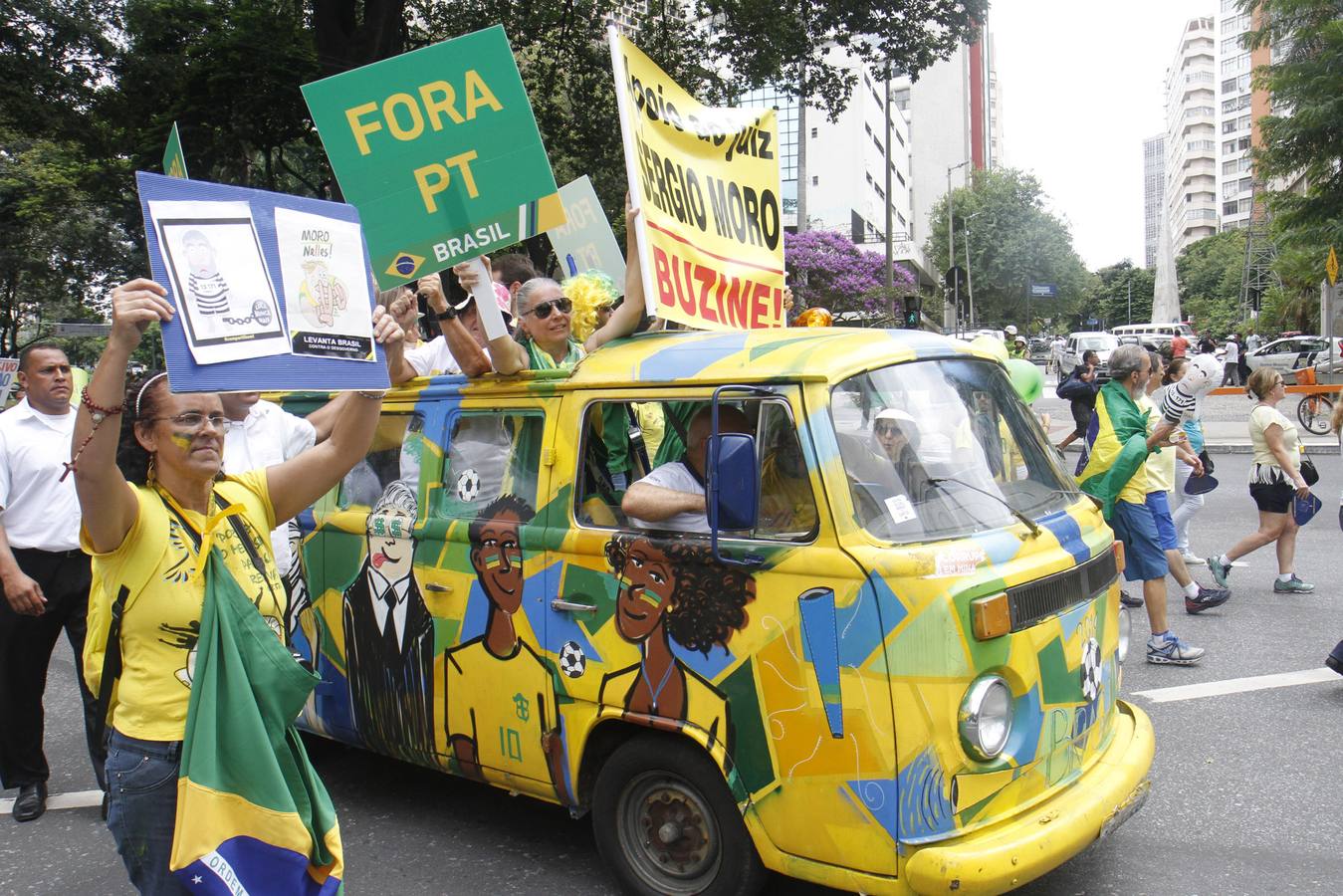 Miles de brasileños se manifiestan contra Rousseff