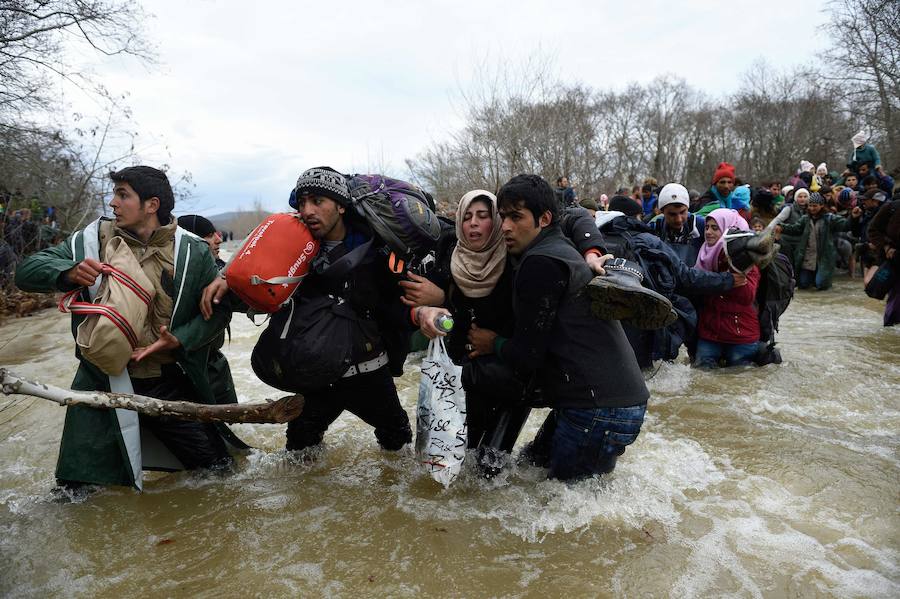 Un millar refugiados logra cruzar de Grecia a Macedonia