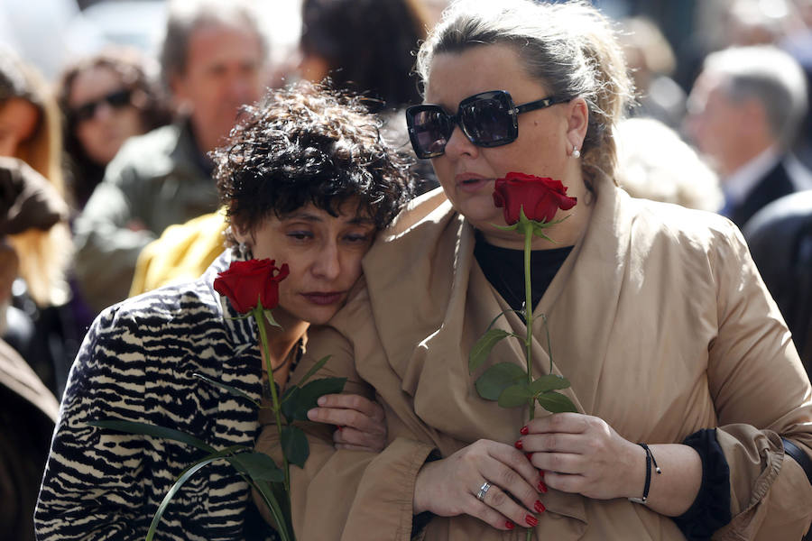 Dos mujeres se acercan a la sede de la SGAE, donde se ha instalado la campilla ardiente.