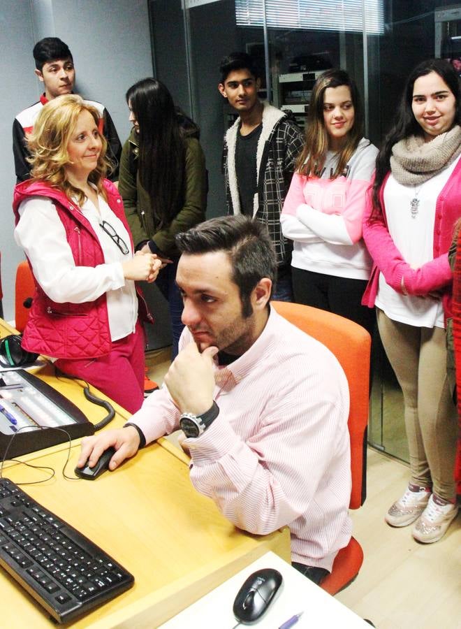 Alumnos de FP Básica de Secretariado Administrativo y Comercial del Colegio Paula Montal visitan la multimedia de Diario LA RIOJA