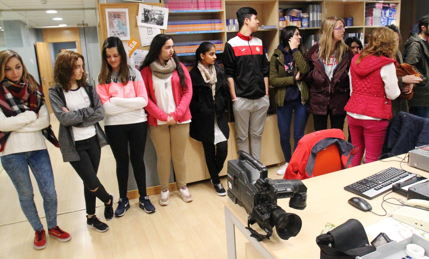 Alumnos de FP Básica de Secretariado Administrativo y Comercial del Colegio Paula Montal visitan la multimedia de Diario LA RIOJA