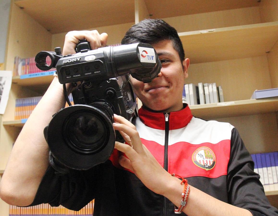 Alumnos de FP Básica de Secretariado Administrativo y Comercial del Colegio Paula Montal visitan la multimedia de Diario LA RIOJA