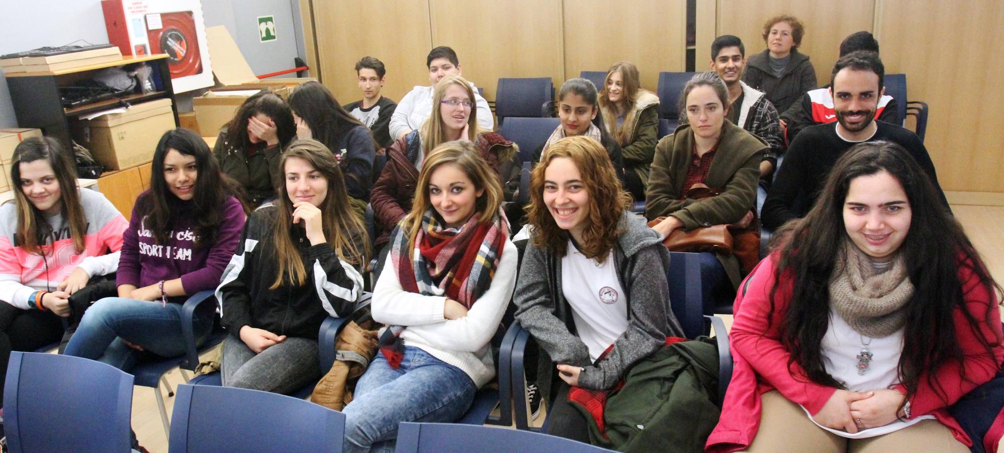 Alumnos de FP Básica de Secretariado Administrativo y Comercial del Colegio Paula Montal visitan la multimedia de Diario LA RIOJA