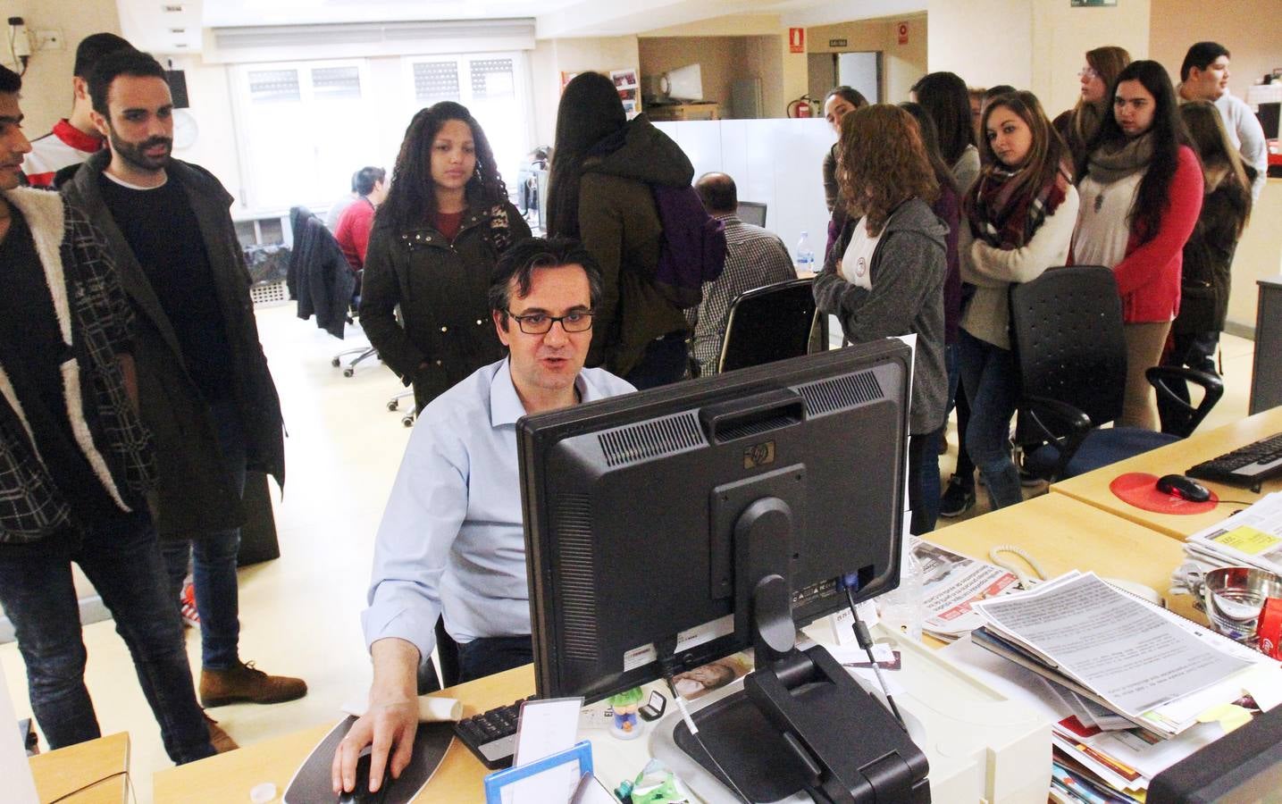 Alumnos de FP Básica de Secretariado Administrativo y Comercial del Colegio Paula Montal visitan la multimedia de Diario LA RIOJA