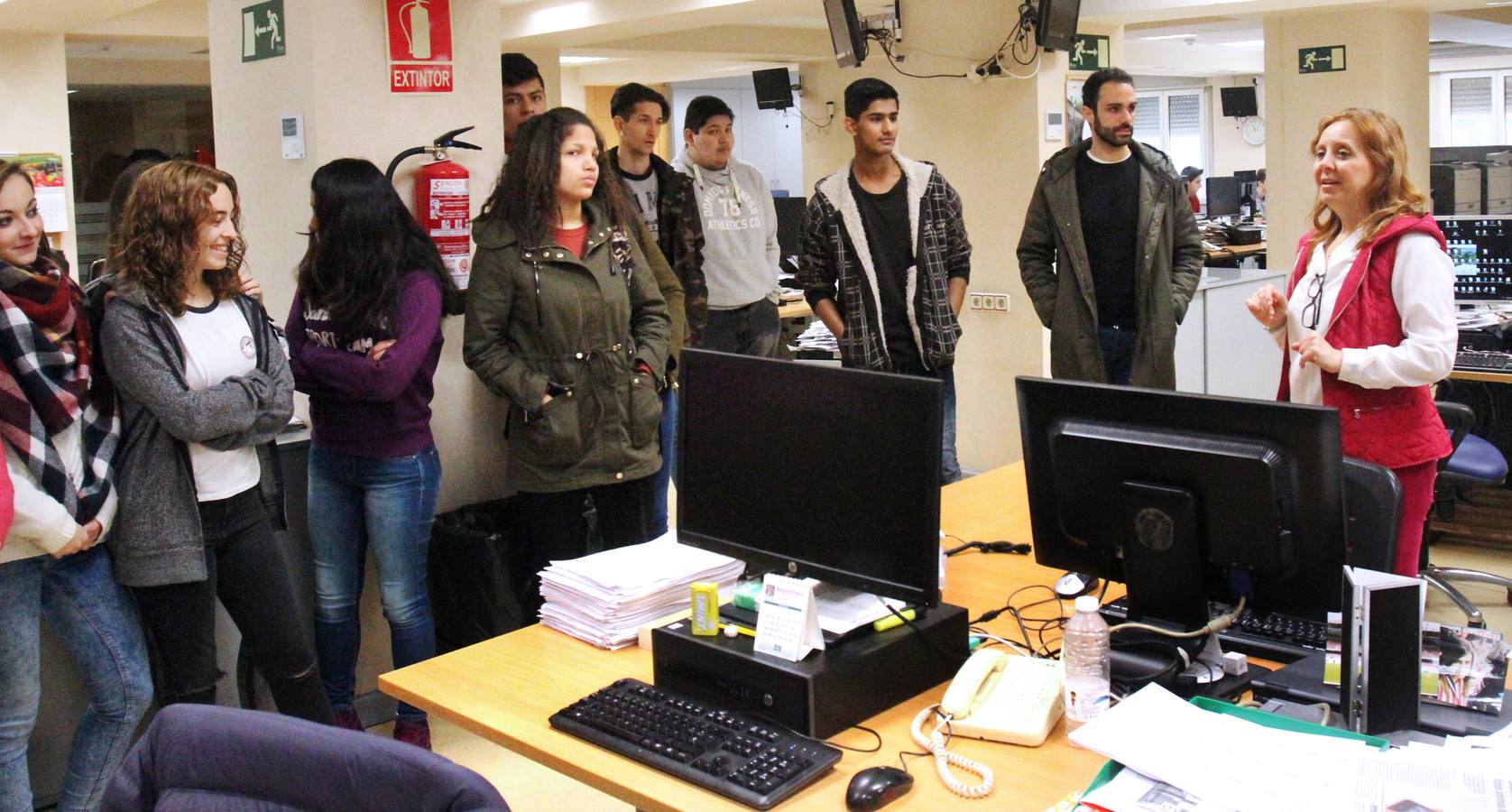 Alumnos de FP Básica de Secretariado Administrativo y Comercial del Colegio Paula Montal visitan la multimedia de Diario LA RIOJA