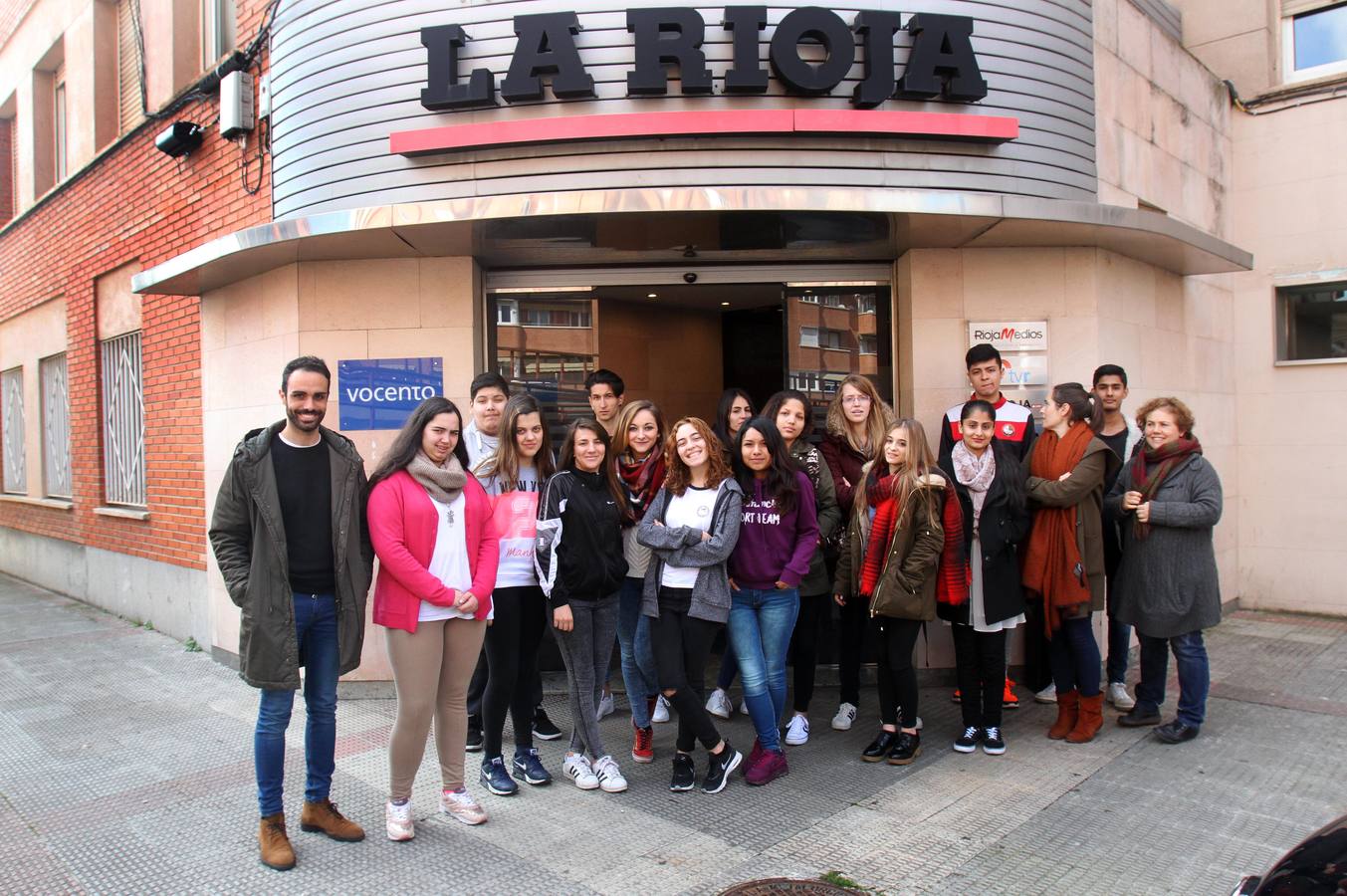 Alumnos de FP Básica de Secretariado Administrativo y Comercial del Colegio Paula Montal visitan la multimedia de Diario LA RIOJA