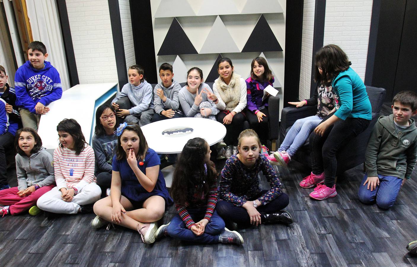 Los alumnos 5º A del Colegio Escolapios han visitado la multimedia de Diario LA RIOJA