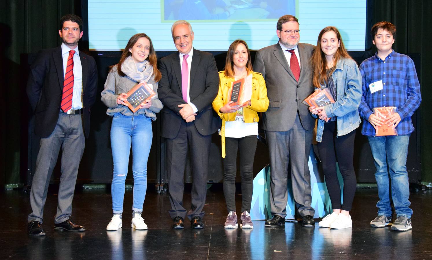 Emoción, alegría, aplausos y felicitaciones en la entrega de premios de Reportero Escolar