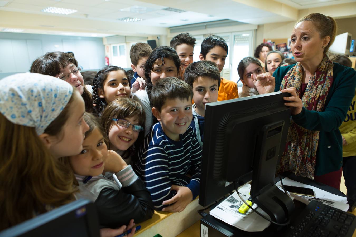 Los alumnos de 5º B del Colegio Escolapios ha visitado la multimedia de Diario LA RIOJA