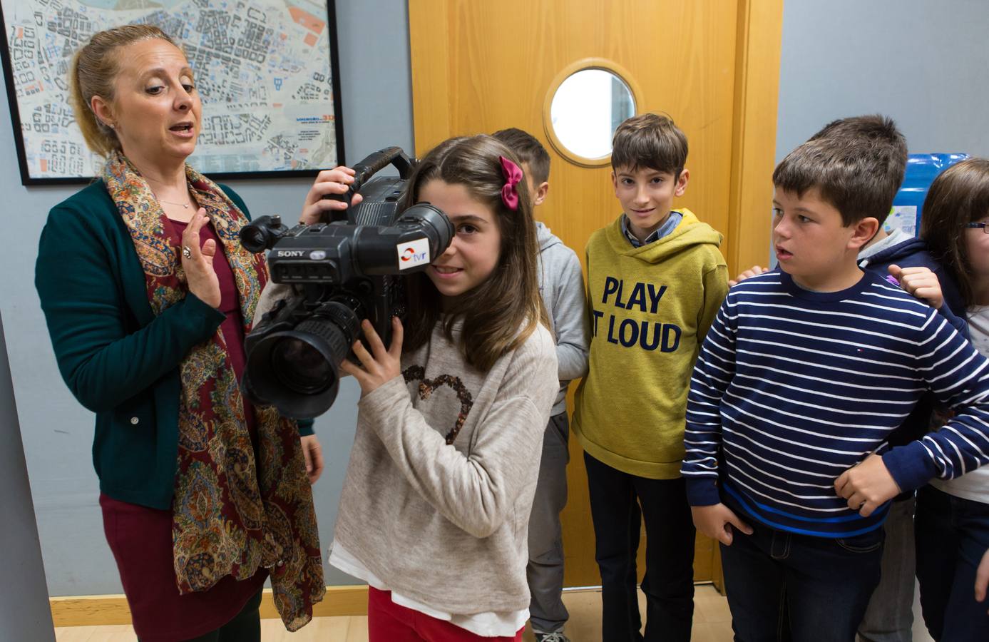 Los alumnos de 5º B del Colegio Escolapios ha visitado la multimedia de Diario LA RIOJA