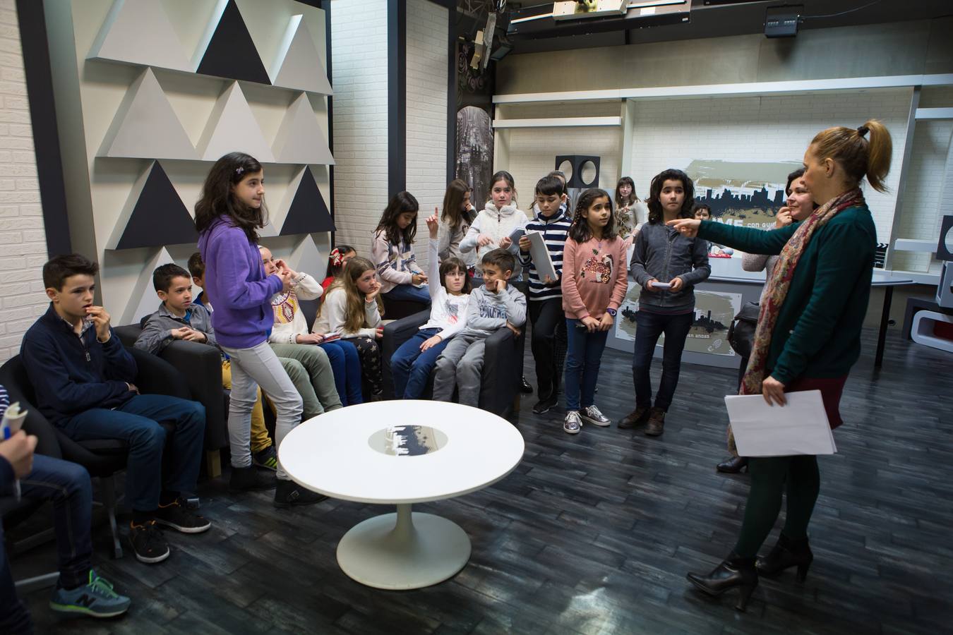 Los alumnos de 5º B del Colegio Escolapios ha visitado la multimedia de Diario LA RIOJA