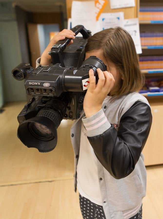 Los alumnos de 5º B del Colegio Escolapios ha visitado la multimedia de Diario LA RIOJA