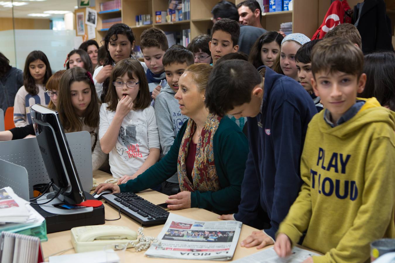 Los alumnos de 5º B del Colegio Escolapios ha visitado la multimedia de Diario LA RIOJA