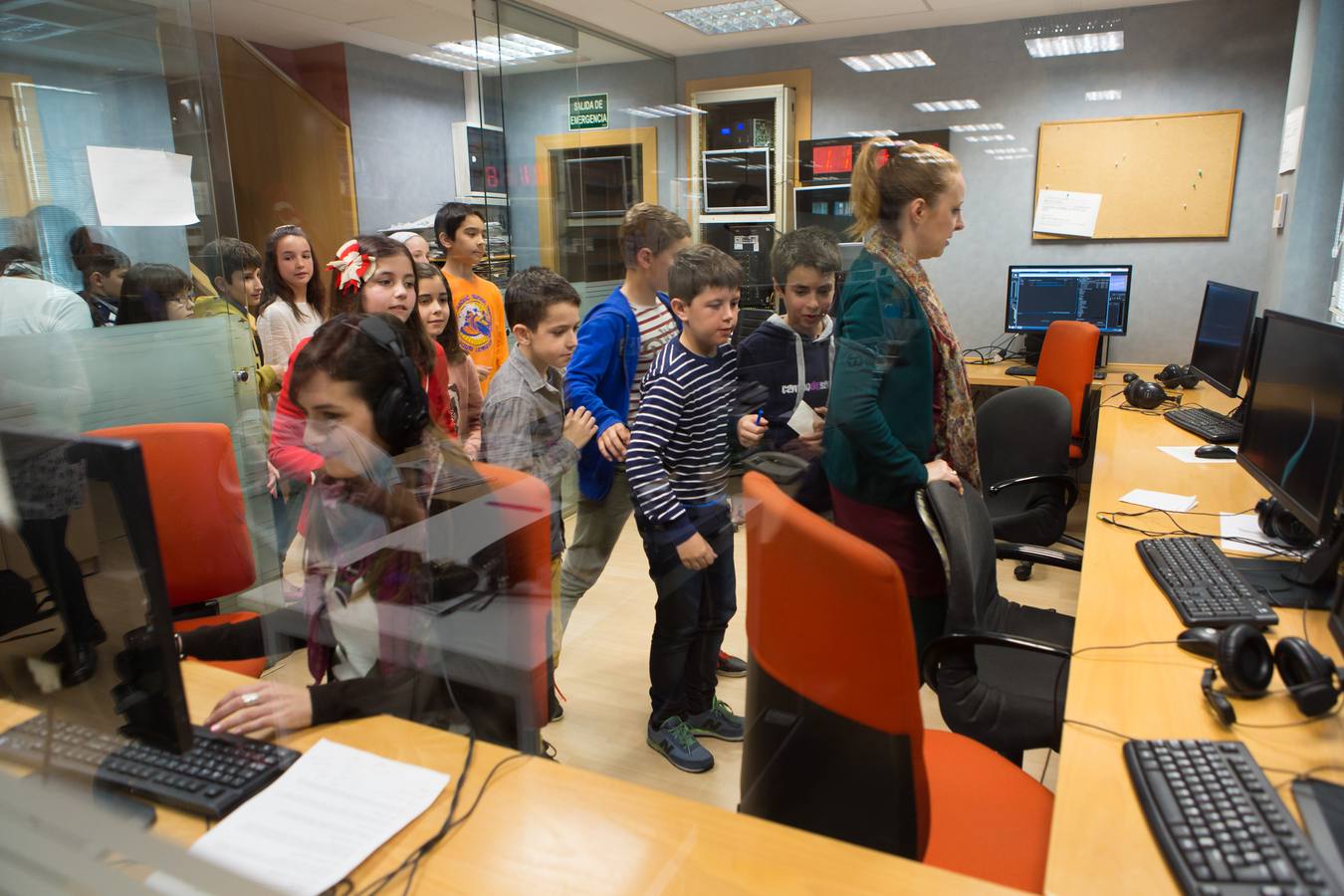 Los alumnos de 5º B del Colegio Escolapios ha visitado la multimedia de Diario LA RIOJA